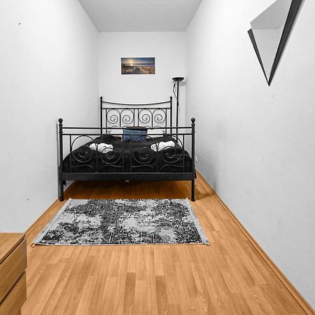Modern Three-Bedroom, Triple King Beds Відень Екстер'єр фото