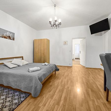 Modern Three-Bedroom, Triple King Beds Відень Екстер'єр фото
