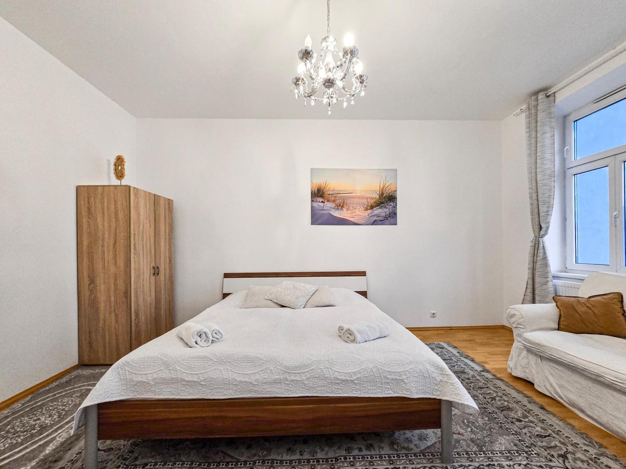 Modern Three-Bedroom, Triple King Beds Відень Екстер'єр фото