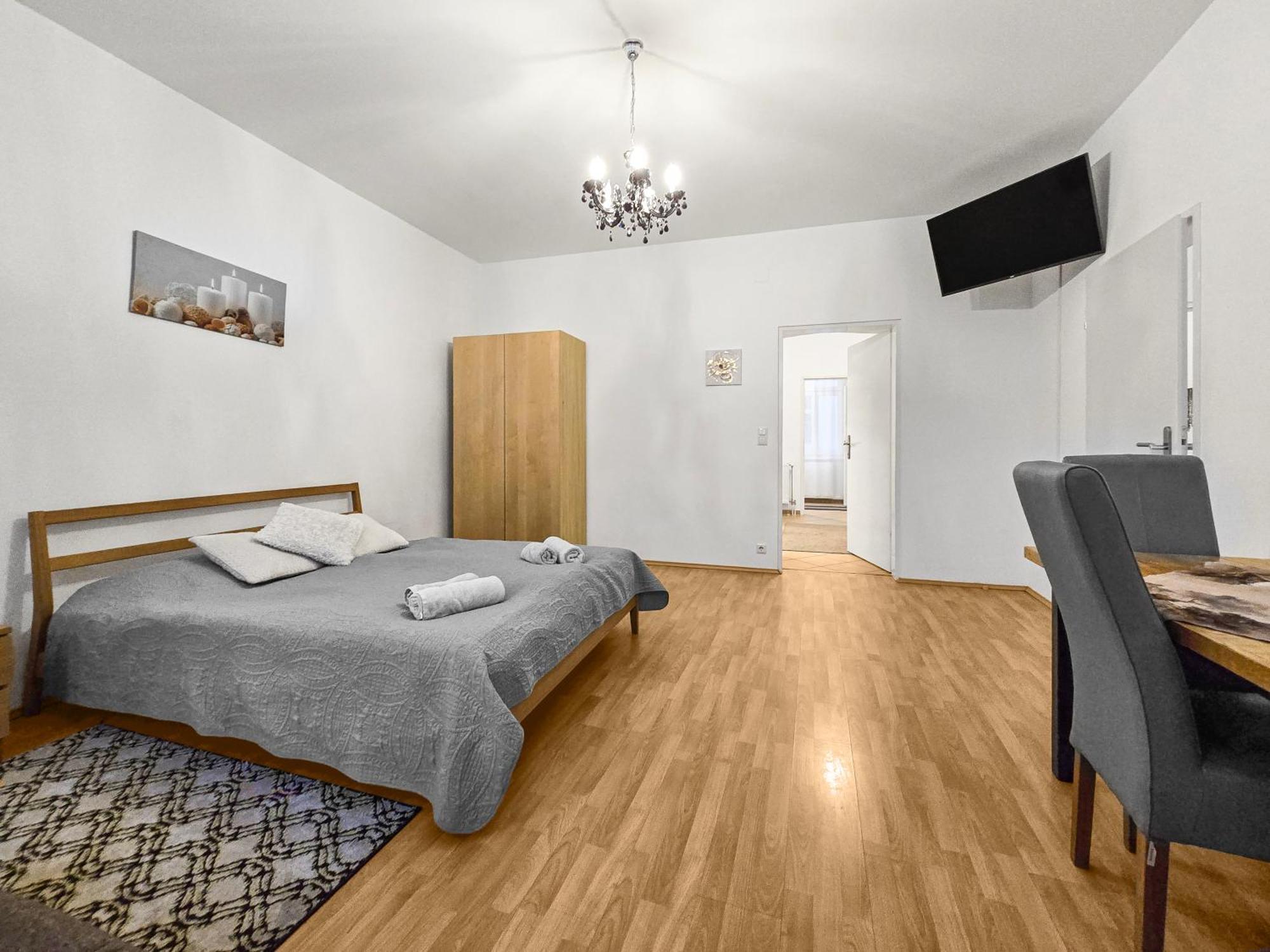Modern Three-Bedroom, Triple King Beds Відень Екстер'єр фото