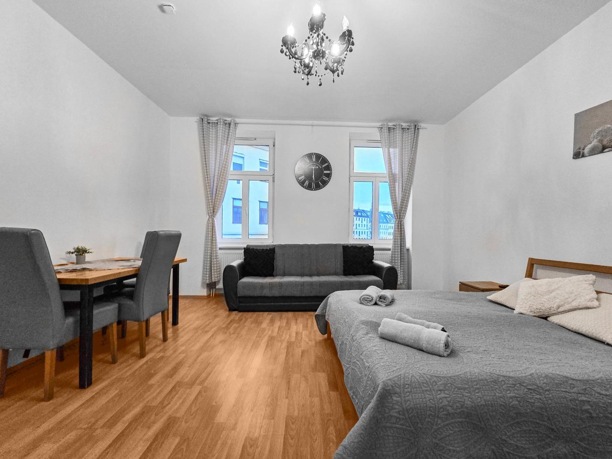 Modern Three-Bedroom, Triple King Beds Відень Екстер'єр фото
