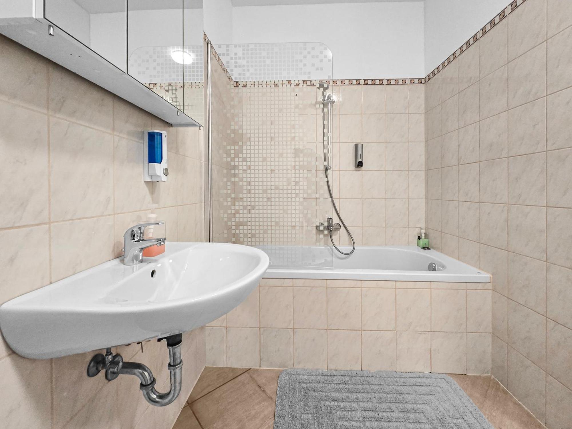 Modern Three-Bedroom, Triple King Beds Відень Екстер'єр фото