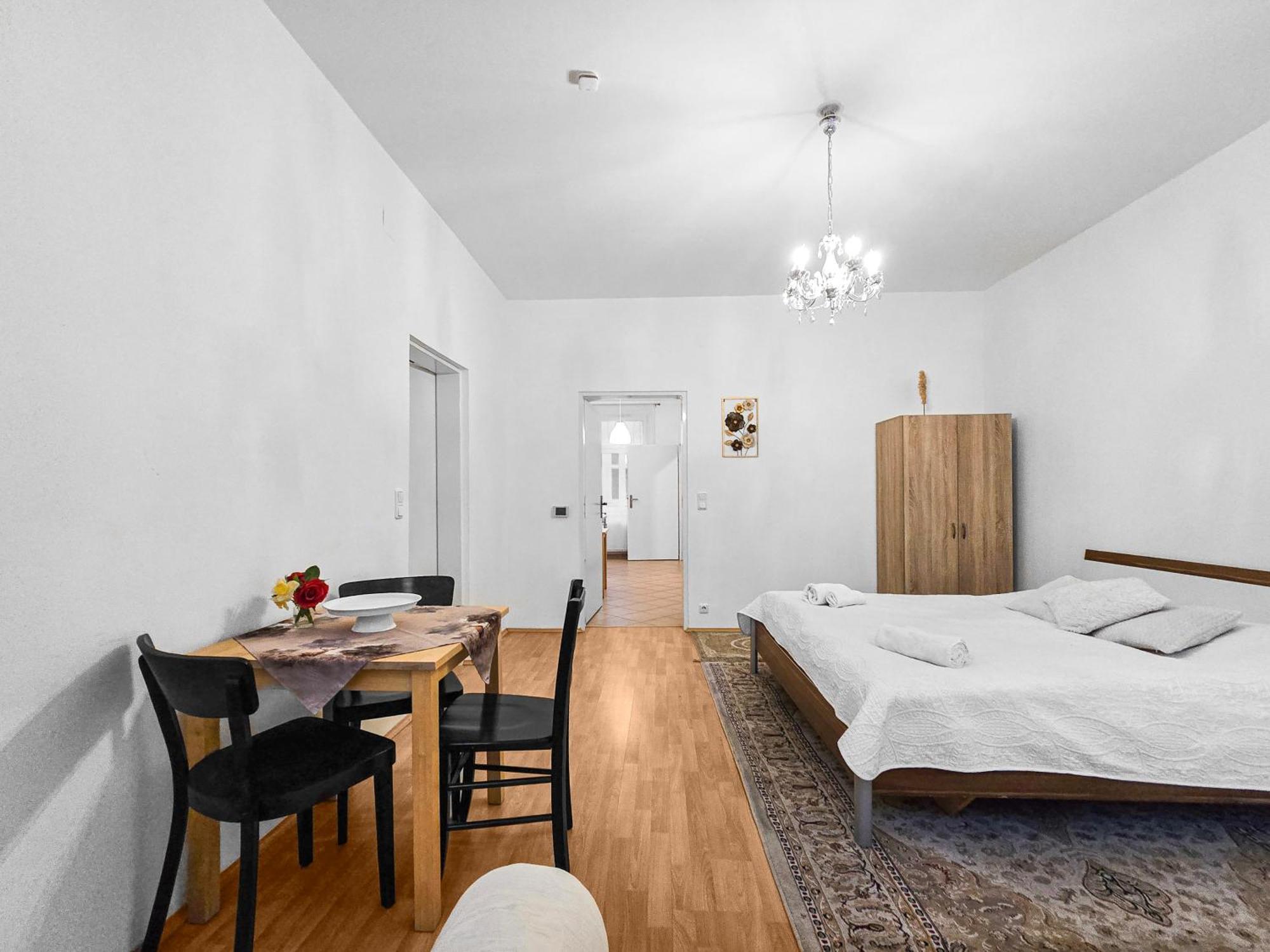 Modern Three-Bedroom, Triple King Beds Відень Екстер'єр фото