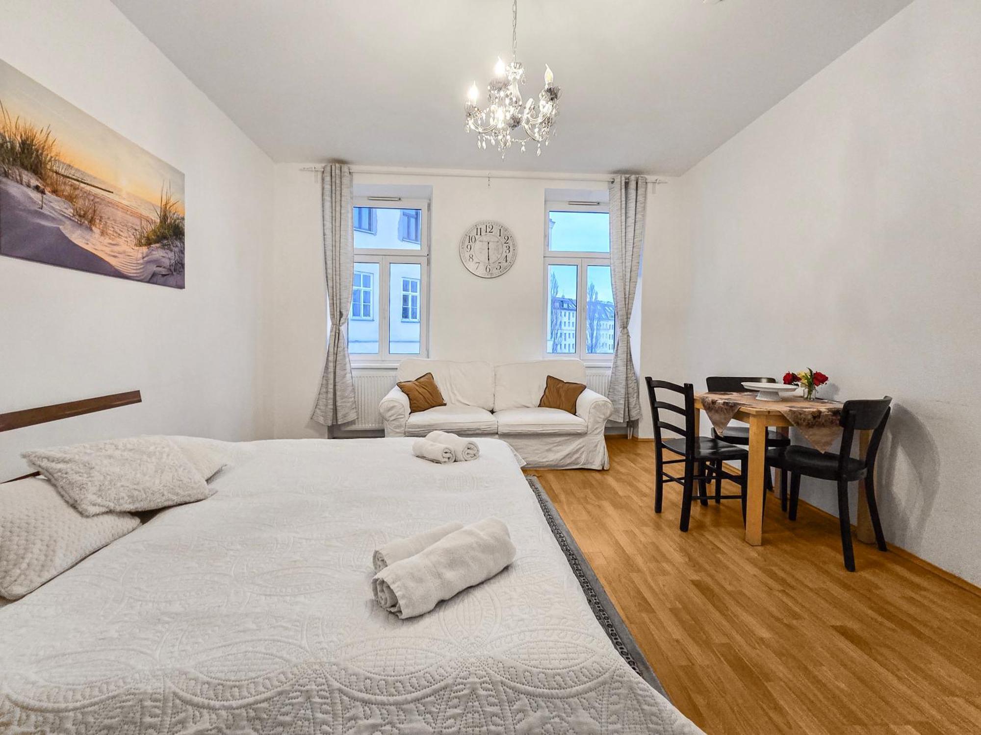 Modern Three-Bedroom, Triple King Beds Відень Екстер'єр фото